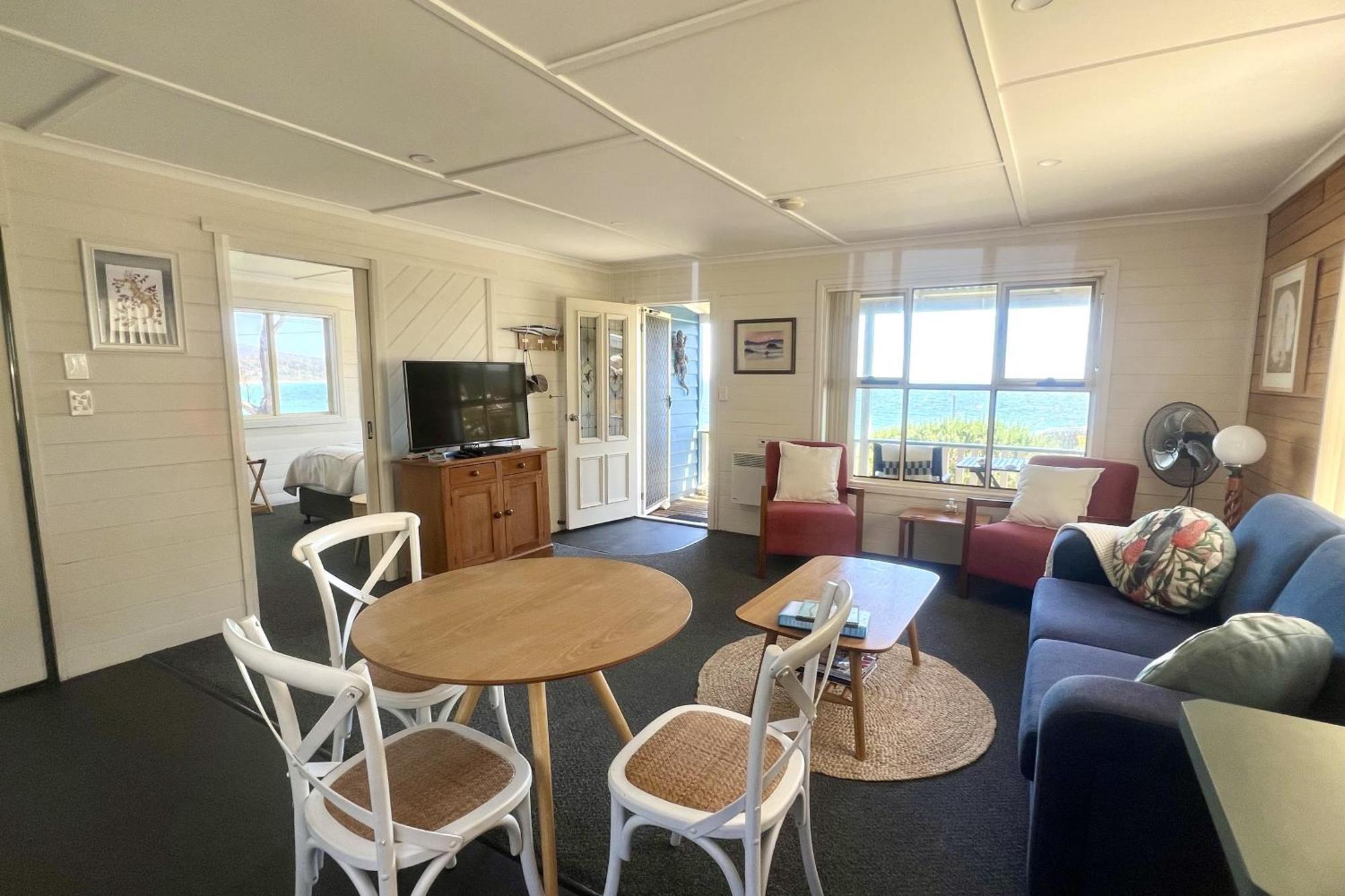 Binalong Beach Cottage Beachfront At Bay Of Fires Next To Restaurant Binalong Bay ภายนอก รูปภาพ