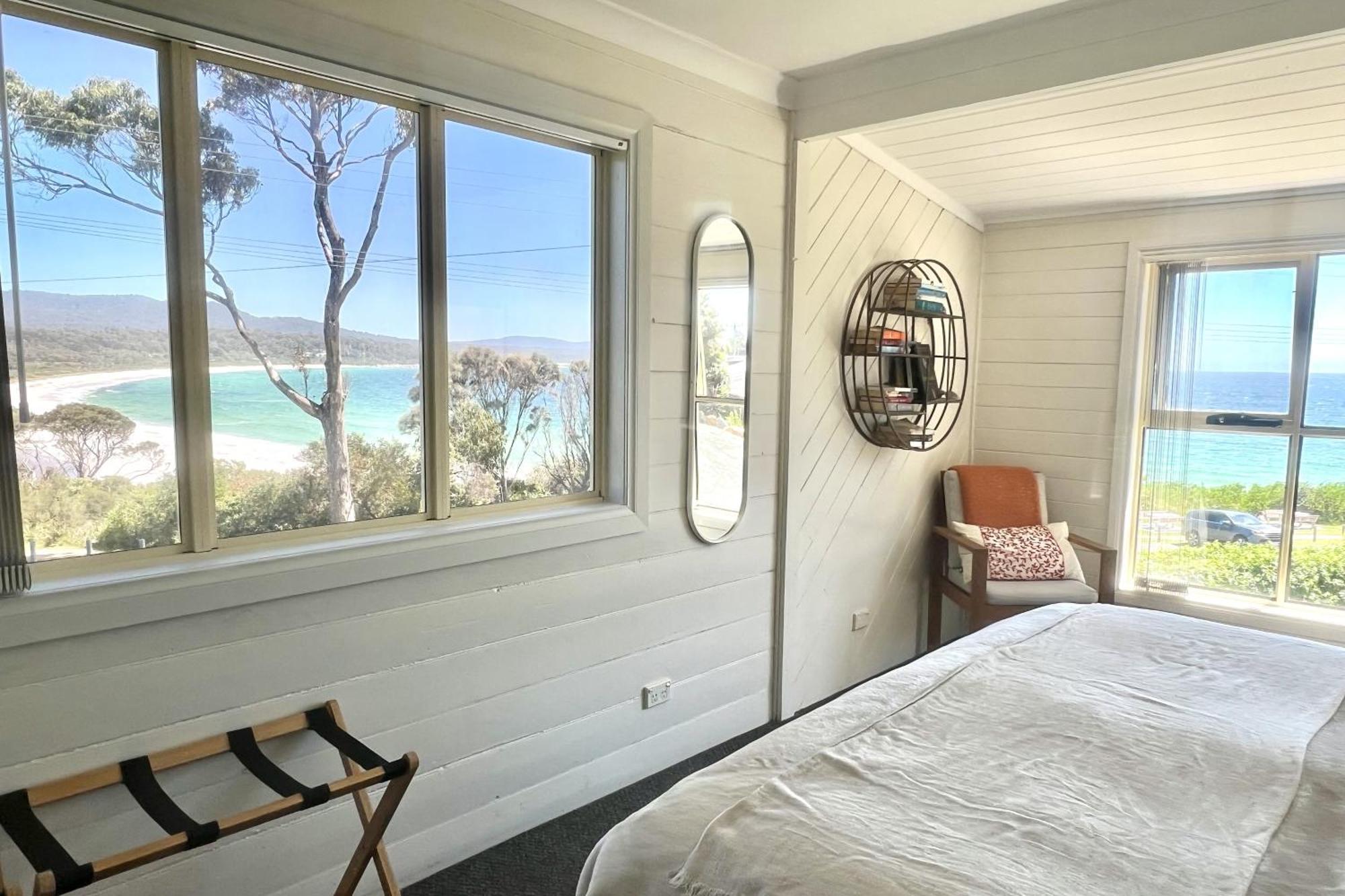 Binalong Beach Cottage Beachfront At Bay Of Fires Next To Restaurant Binalong Bay ภายนอก รูปภาพ